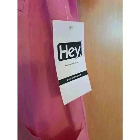 Hey Medical Women's Scrub Top Pink Short Sleeve Modern Fit 2X V Neck NWT - Picture 6 of 7